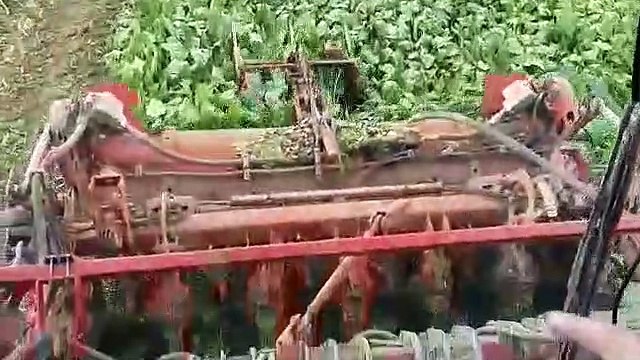 Dans l'arracheuse à betteraves de Bertrand Morelle agriculteur à Estreux