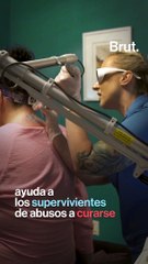 Quitar tatuajes para sanar víctimas de agresiones