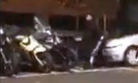 Napoli - Ragazzino danneggia scooter in sosta per 