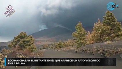 Logran grabar el instante en el que aparece un rayo volcánico en La Palma