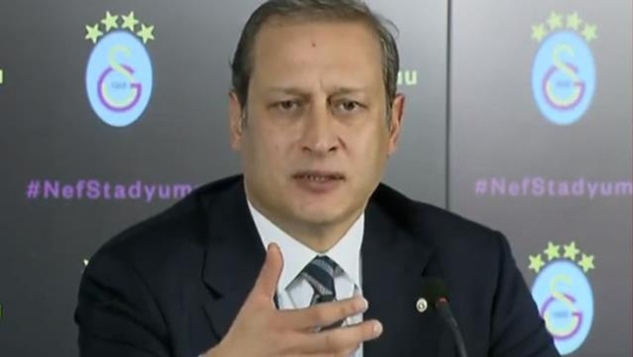 Burak Elmas, "Fenerbahçe ile dost mu oldunuz?" sorusunu yönelten muhabiri ters köşe yaptı