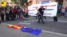Cremen la bandera espanyola i europea a la manifestació contrària al 12-O