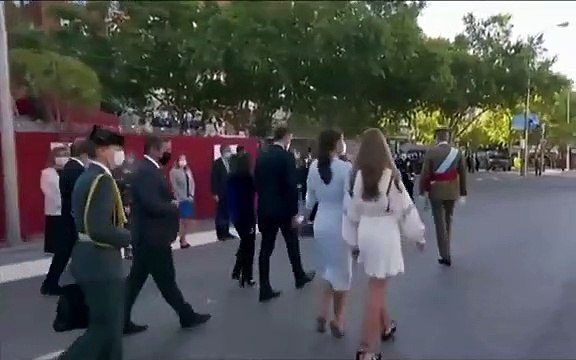 Abucheos y gritos de ¡Sánchez dimisión! al recibir al Rey en el 12-O.