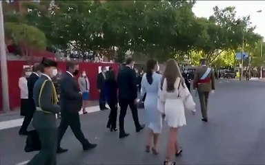Abucheos y gritos de "¡Sánchez dimisión!" al recibir al Rey en el 12-O.