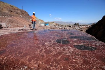 Dünyada sadece Türkiye'de üretilen "Elazığ vişne" mermerine sipariş yağıyor