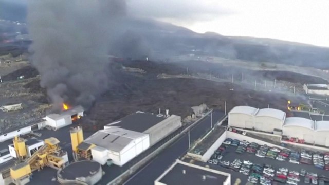 À La Palma, la lave du volcan en éruption engloutit une cimenterie, laissant craindre la propagation de gaz potentiellement toxique