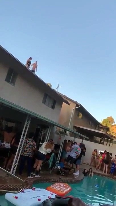 Elle hésite au moment de sauter dans une piscine depuis le toit d'une maison !