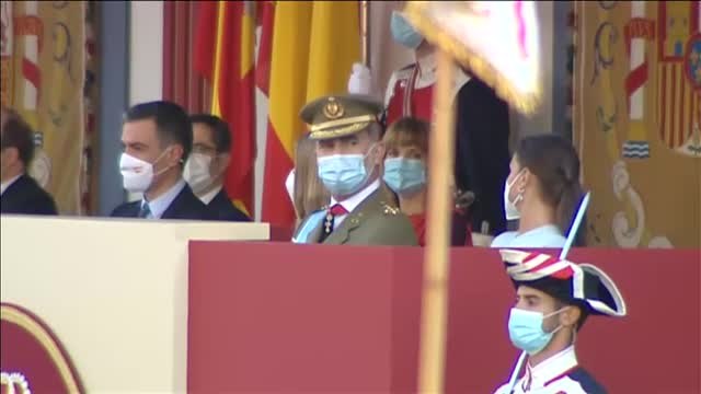 Vuelve el desfile a la calle y regresan los abucheos al presidente