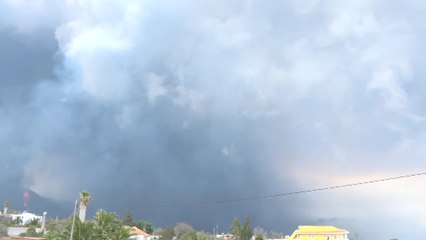 Una densa nube de humo hace que parezca de noche en La Palma