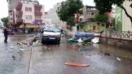 Fırtına minareyi böyle yıktı, insanlar saniyelerle kurtuldular