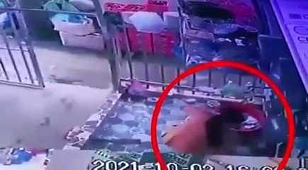 Une femme échappe à la police en faisant la vaisselle
