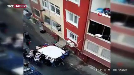 Yangından kurtulmak için çarşafa atladılar