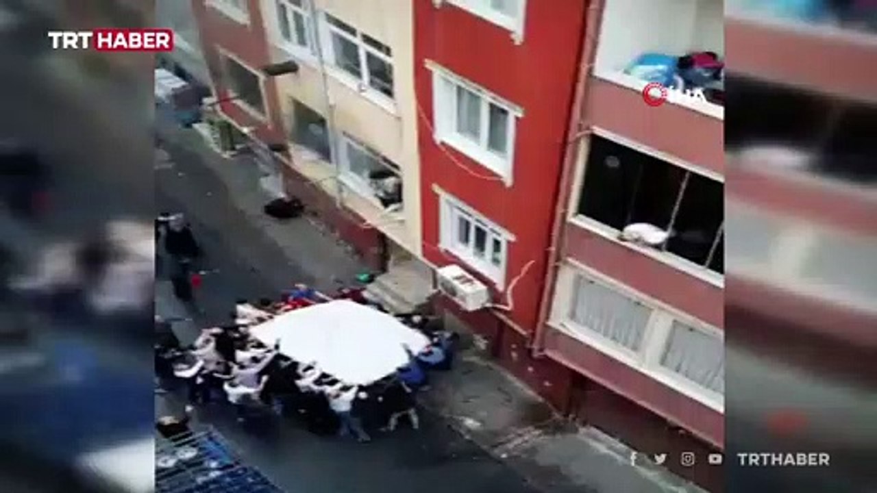 Yangından kurtulmak için çarşafa atladılar