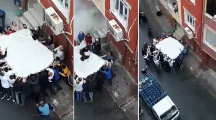 Esenler'de yangın paniği! Mahallelinin açtığı çarşafa atladılar