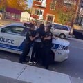 Deux femmes ont bien du mal à arrêter un jeune homme dans la rue (Montréal)