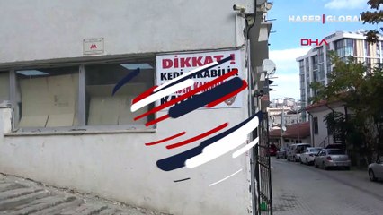 Dükkanının önüne tabela astı: Dikkat! Kedi çıkabilir, ezersen kameralar kayıtta