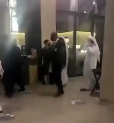 الملك وأمير قطر في أحد مطاعم الدوحة