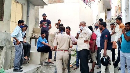 मकान की छत पर मोबाइल टॉवर लगाने का विरोध