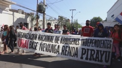 Danzas en marcha en Asunción de indígenas de Paraguay