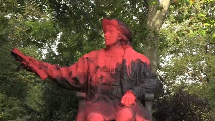 El monumento a Colón en Londres, manchado de pintura roja