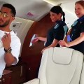محمد رمضان يثير الجدل مجددا برقصه مع مضيفة داخل الطائرة