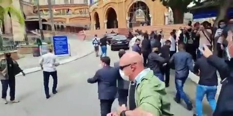 Entre aplausos e vaias, Bolsonaro ouve sermão crítico no Santuário de Aparecida
