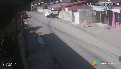 Así fue como un chofer perdió el control y se estrelló contra casa-121021