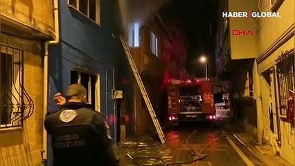 Türk bayrağını alevlerin arasından alıp karşı binaya astı