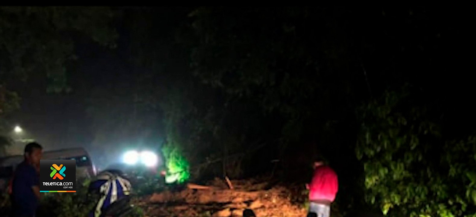 tn7-Deslizamiento-mantiene-cerrado-el-paso-en-Barranca-de-Puntarenas-121021