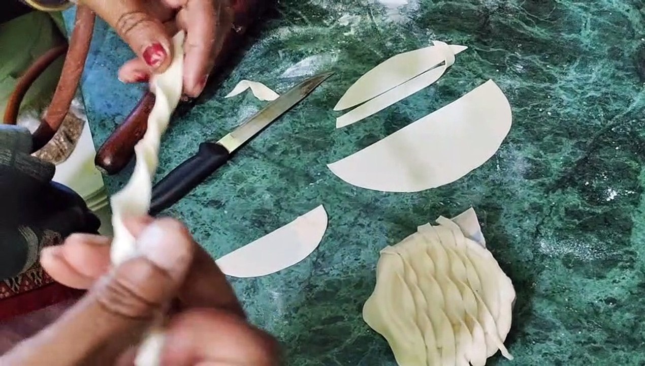 गुजिया बनाने का अनोखा तरीका | Unique way to make Gujiya | Navratri Sweets Recipe | Kitchen Wali