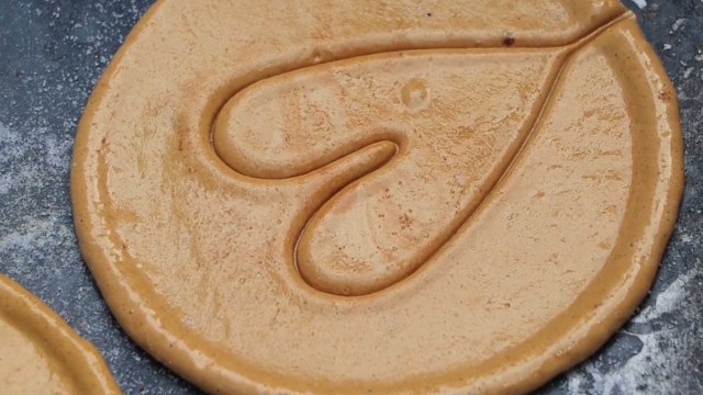 Voici comment on cuisine un Dalgona, le fameux gâteau de la série Squid Game