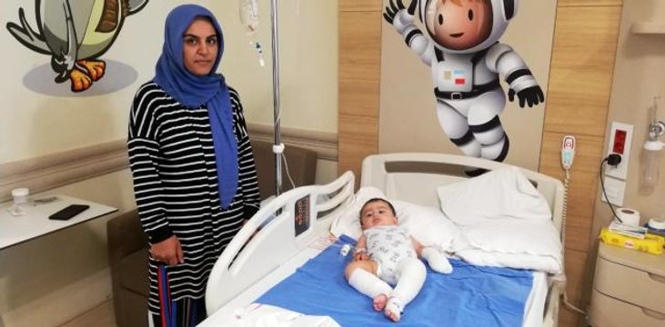 10 aylık bebeğin üzerine çaydanlık devrildi