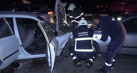 Trafikte korku dolu anlar, bir anda araç üzerlerine uçtu