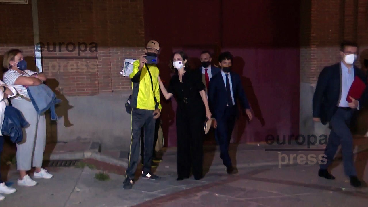Isabel Díaz Ayuso sale de la plaza de toros de Las Ventas entre aplausos y vítores