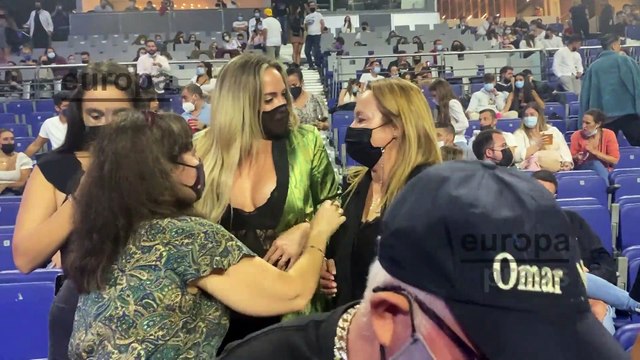 Mari Ángeles posa junto a toda la familia feliz y orgullosa de su hijo Omar Montes
