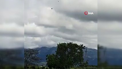 Kolombiya'da paraşütü açılmayan asker yere çakıldı, o anlar kameraya yansıdı