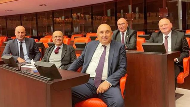 CHP'li vekillerin fotoğrafı için yapılan espri sosyal medyayı salladı: Şampuan reklamı gibi