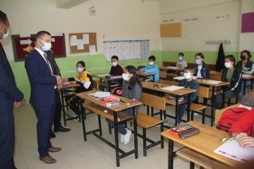 Malazgirt Kaymakamı Demirer'den öğrencilere Kovid-19 uyarısı
