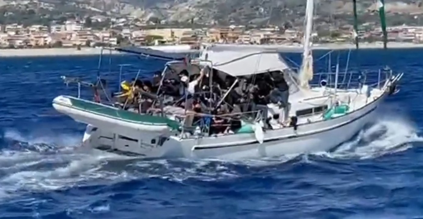 Vibo Valentia - Fermata barca a vela con 76 mig...