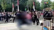 Aksi Brutal Polisi Banting Mahasiswa, Pingsan Langsung Kabur