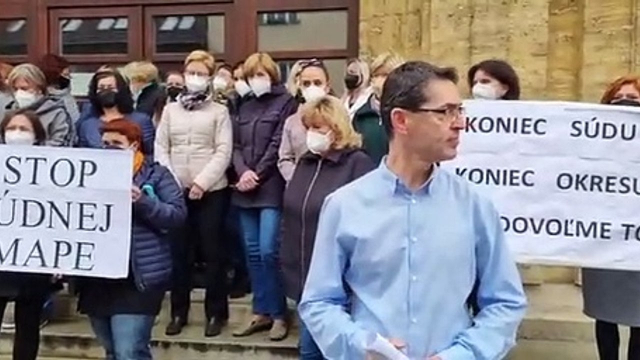ZÁZNAM: Protest pred ružomberským okresným súdom.