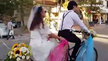 İzmir'de bisiklet tutkunu çiftin, bisikletli gelin konvoyu renkli görüntüler oluşturdu