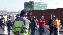 Genova, sciopero a oltranza dei portuali e protesta dei camionisti che bloccano l'ingresso