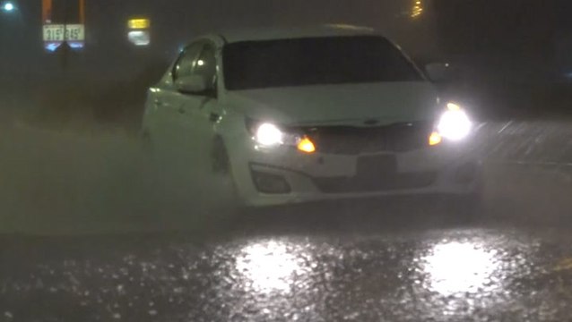 Thunderstorms leave streets flooded in Kansas