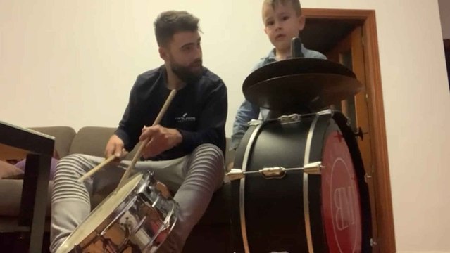 Nono y Manuel tocando en casa.