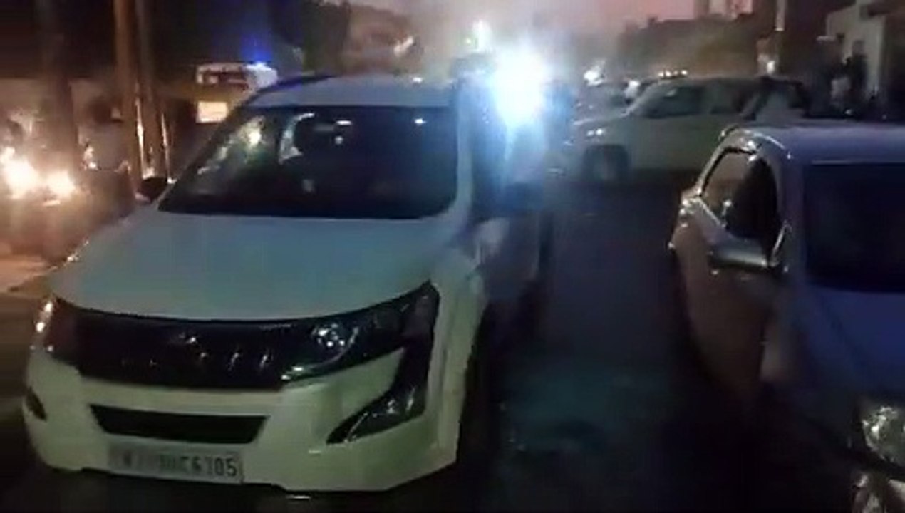 तेज रफ्तार से भाग रही कार को चालक के नहीं रोकने पर पुलिस ने की फायरिंग, एक व्यक्ति घायल