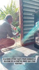 Rayane Bensetti désemparé face à deux hommes qui saccagent sa maison.