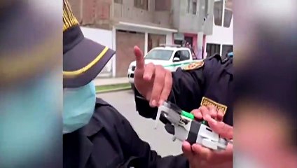 కరెంట్‌ వైర్ల మధ్య పావురం.. డ్రోన్‌తో పోలీసుల రెస్క్యూ