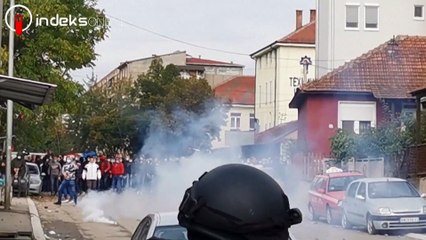 Video herunterladen: Varios policías kosovares y civiles serbios heridos en enfrentamientos en Kosovo