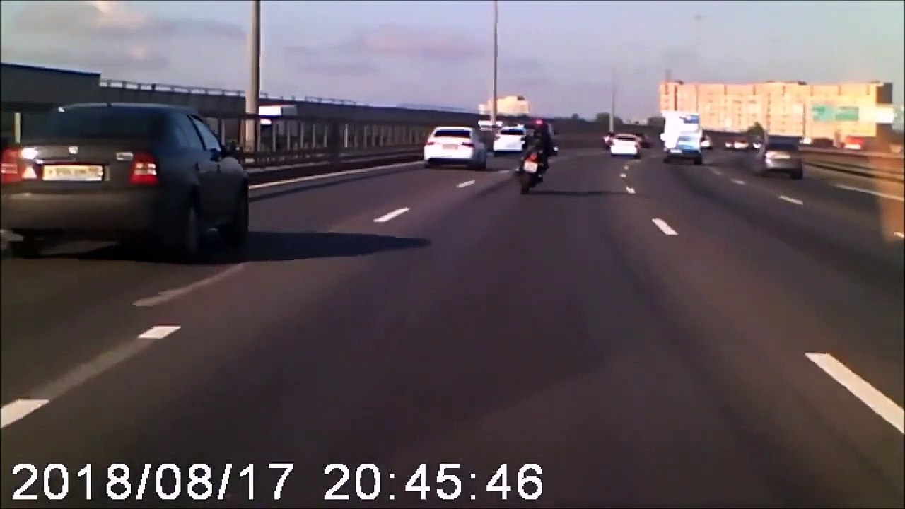 Ce conducteur a un très bon réflexe face à la chute d'un motard